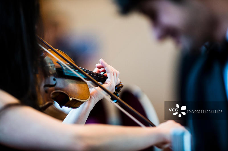音乐节上排练的小提琴手图片素材