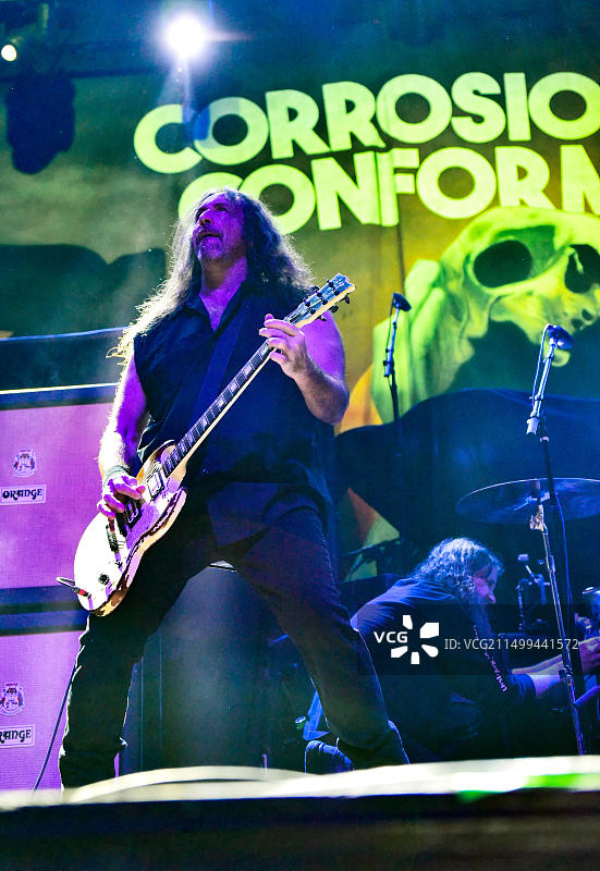 2018年2月23日，内华达州拉斯维加斯：重金属乐队腐蚀形态的主音吉他手Woodroe "Woody" Weatherman在拉斯维加斯蓝调之家的演出照片图片素材