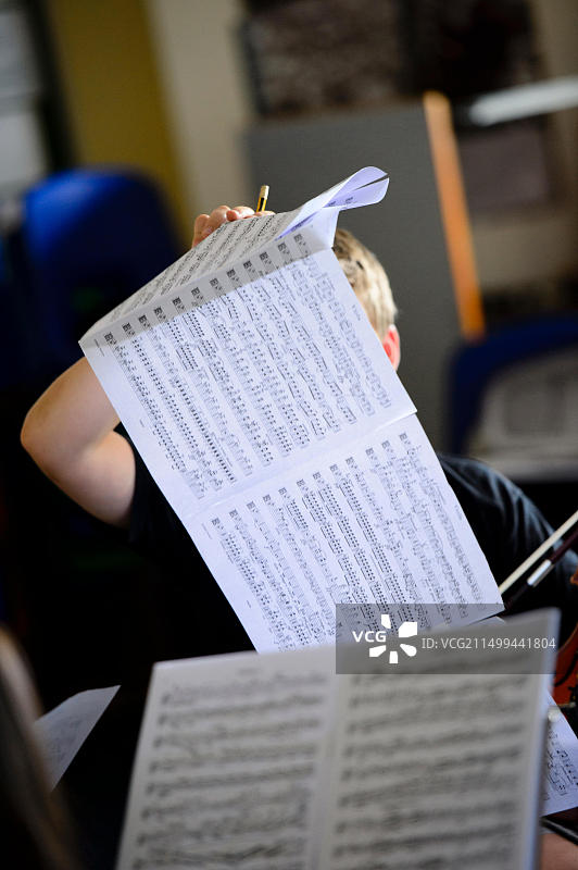 年轻音乐家排练乐谱图片素材