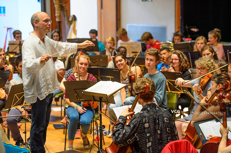 指挥彼得·阿什在英国阿伯里斯特威斯音乐节上排练伦敦学校交响乐团图片素材