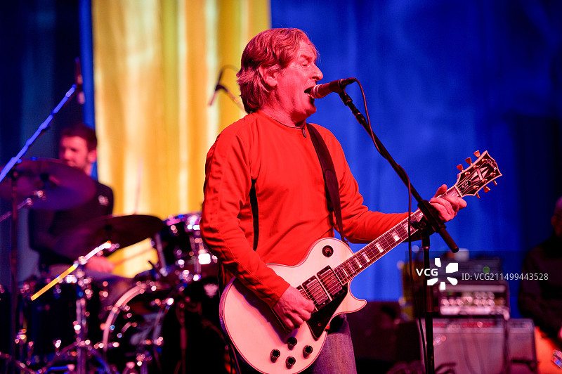 舞台上表演的锯琴医生图片素材