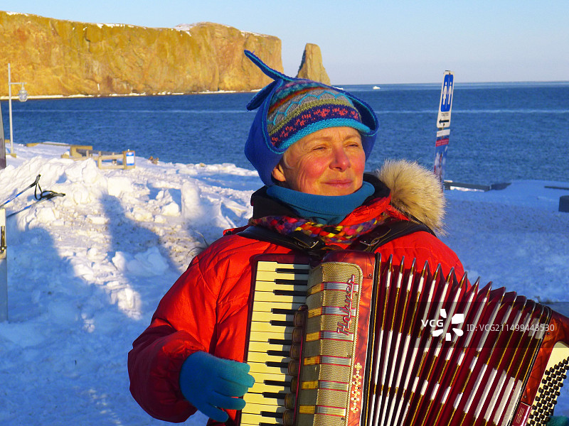在加拿大魁北克加斯佩半岛珀斯市户外演奏手风琴的女士图片素材