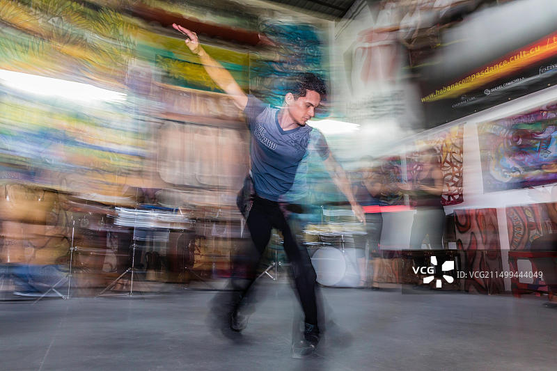 在古巴哈瓦那表演的哈瓦那舞团的艺术家们图片素材