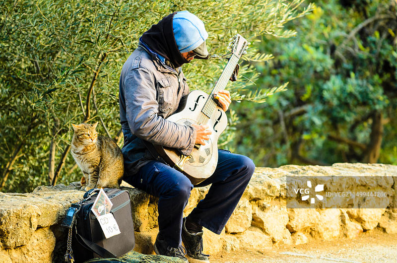 巴塞罗那居埃尔公园的街头艺人和猫图片素材