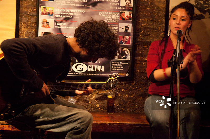 在西班牙格拉纳达的弗拉门戈表演中的歌手和吉他手图片素材