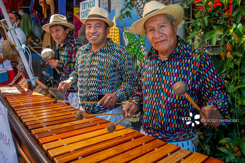 在危地马拉圣胡安拉拉古纳演奏马林巴琴的男子图片素材