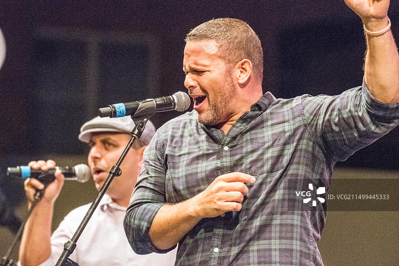 来自SCC乐团的两名成员在北卡罗来纳州格林斯伯勒举行的国家民俗节上演唱图片素材