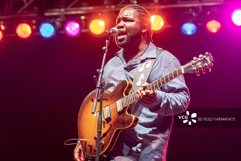 布鲁斯表演者马奎斯·诺克斯在马里兰州索尔兹伯里国家民俗节上唱歌和弹吉他图片素材