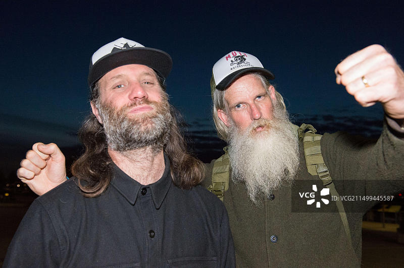 礁乐队成员在BBC苏格兰格拉斯哥的演出，左为歌手加里·斯特林格，右为贝斯手杰克·贝桑特图片素材