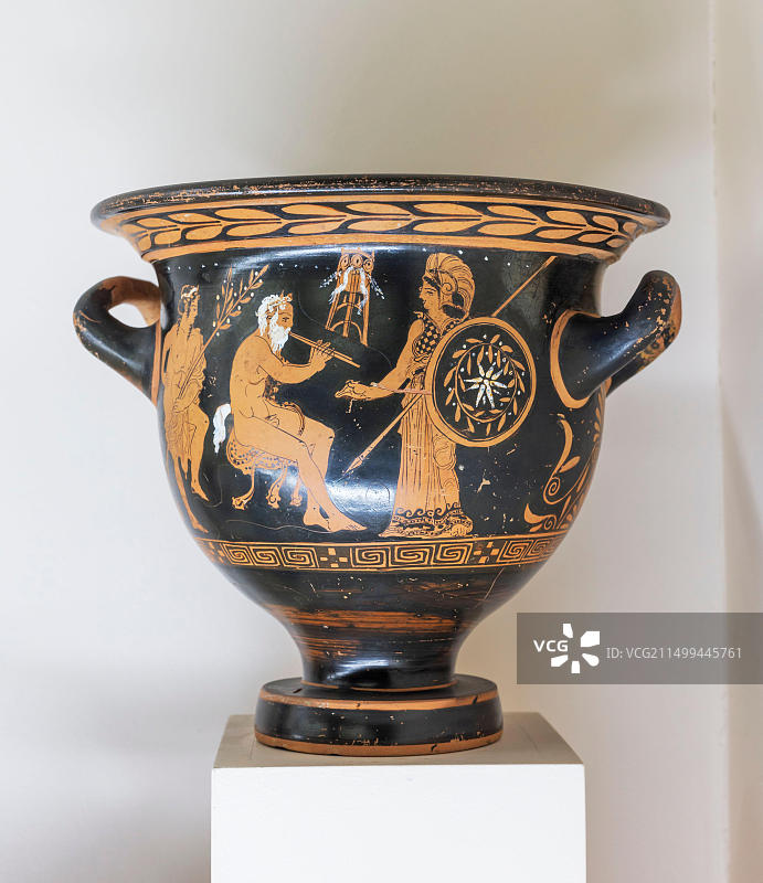 带有雅典娜和萨提尔的陶瓷花瓶，公元前5世纪，安塔利亚考古博物馆，土耳其安塔利亚省图片素材