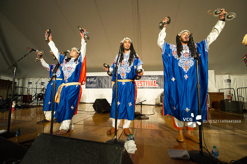 Innov Gnawa乐队在北卡罗来纳州格林斯博罗国家民俗生活节上表演图片素材