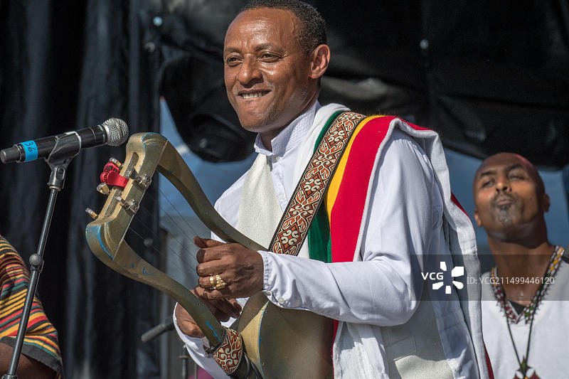 Feedel乐队成员在北卡罗来纳州格林斯博罗国家民俗生活节上弹奏里拉琴图片素材