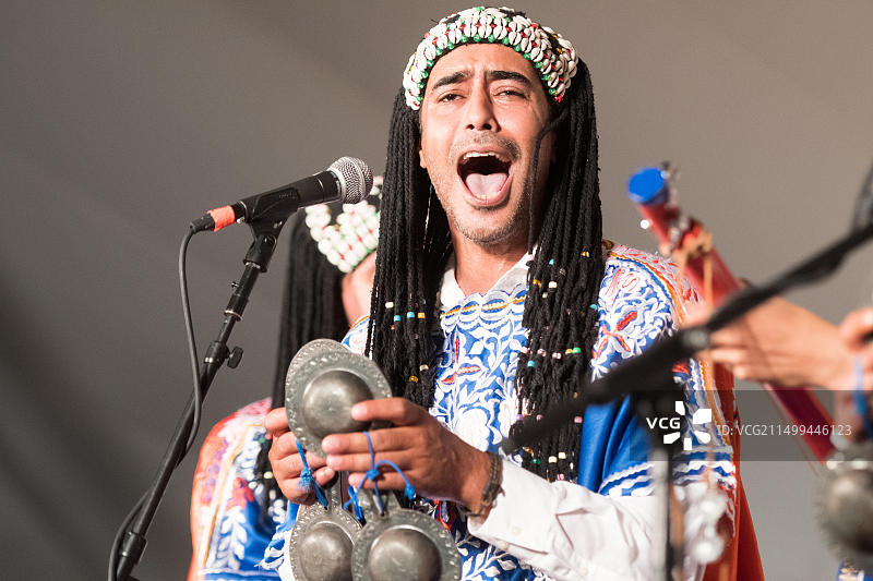 音乐团体Innov Gnawa的成员在北卡罗来纳州格林斯博罗国家民俗生活节上唱歌和演奏克拉克布图片素材