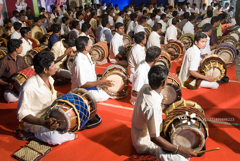 在印度泰米尔纳德邦哥印拜陀演奏塔维尔鼓的音乐家图片素材