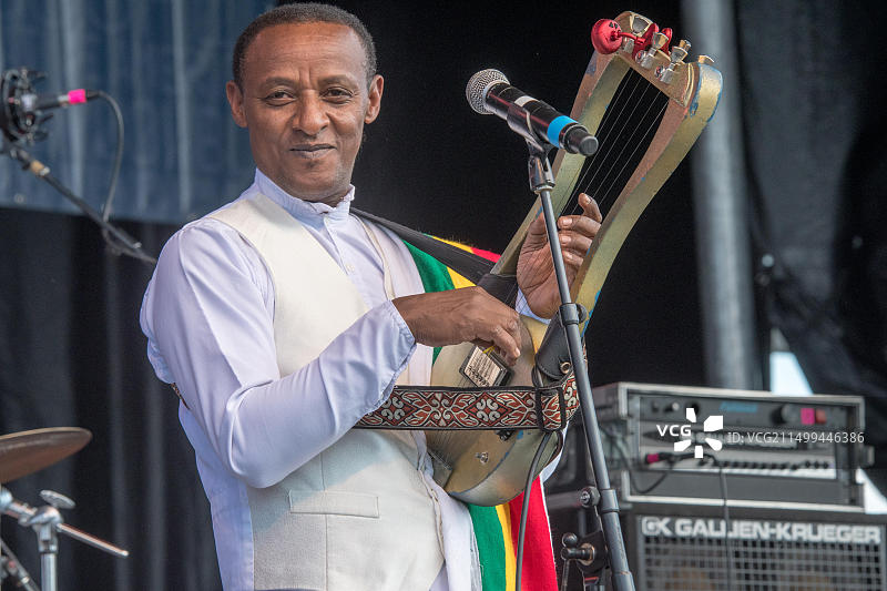 Feedel乐队成员在北卡罗来纳州格林斯博罗国家民俗生活节上弹奏里拉琴图片素材