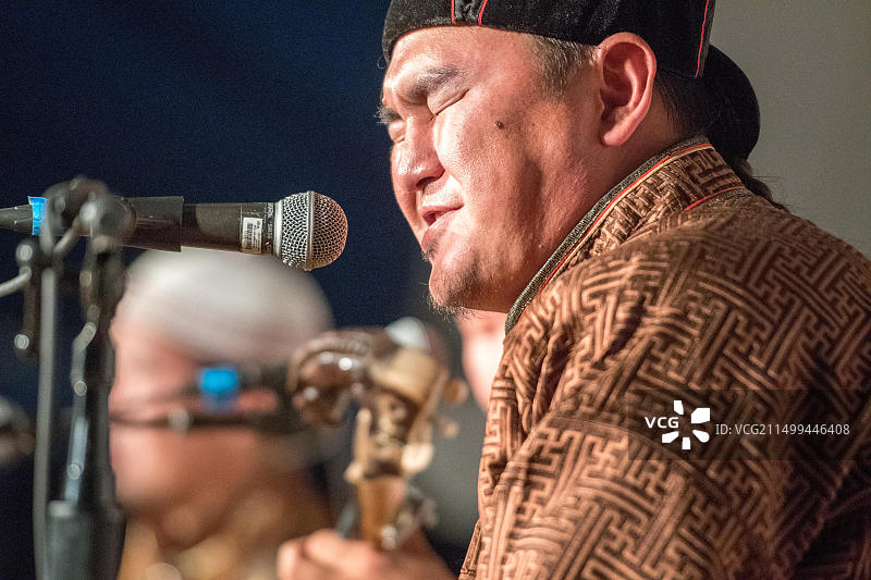 阿拉什乐团成员在美国国家民俗生活节的舞台上表演图瓦喉音演唱图片素材
