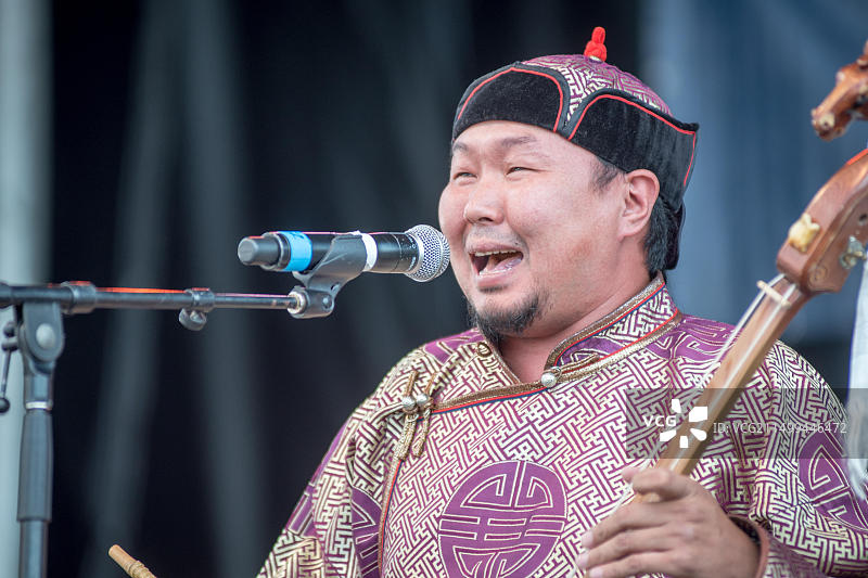 阿拉什乐团成员在美国国家民俗生活节的舞台上表演图瓦喉音演唱图片素材