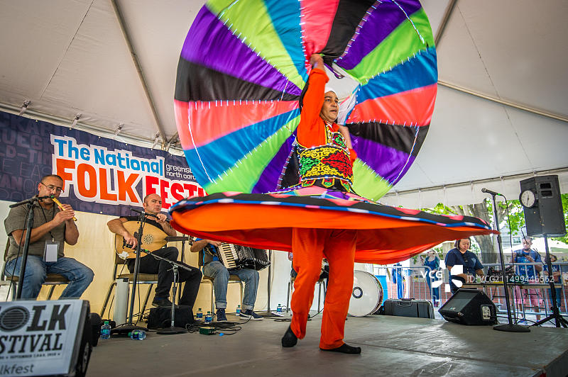 埃及在国家民俗生活节上表演旋转舞图片素材