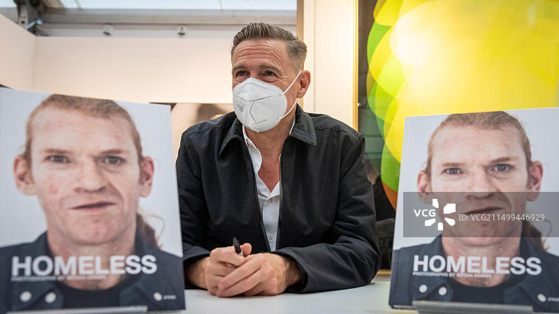 英国伦敦：2021年9月10日，音乐家兼摄影师布莱恩·亚当斯在伦敦摄影博览会上为新书《无家可归》签名。图片素材