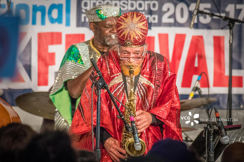 Marshall Allen在北卡罗来纳州格林斯博罗国家民俗生活节上用萨克斯管演奏图片素材