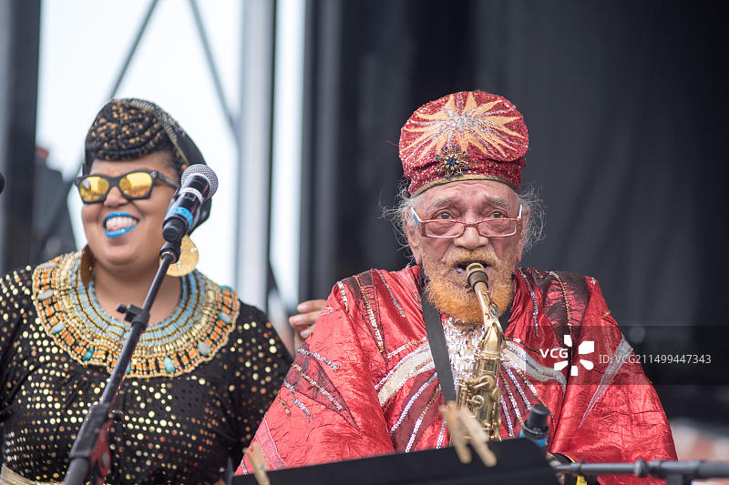 太阳RA拱乐队的乐队指挥马歇尔·艾伦在国家民俗生活节上用萨克斯在舞台上演奏图片素材