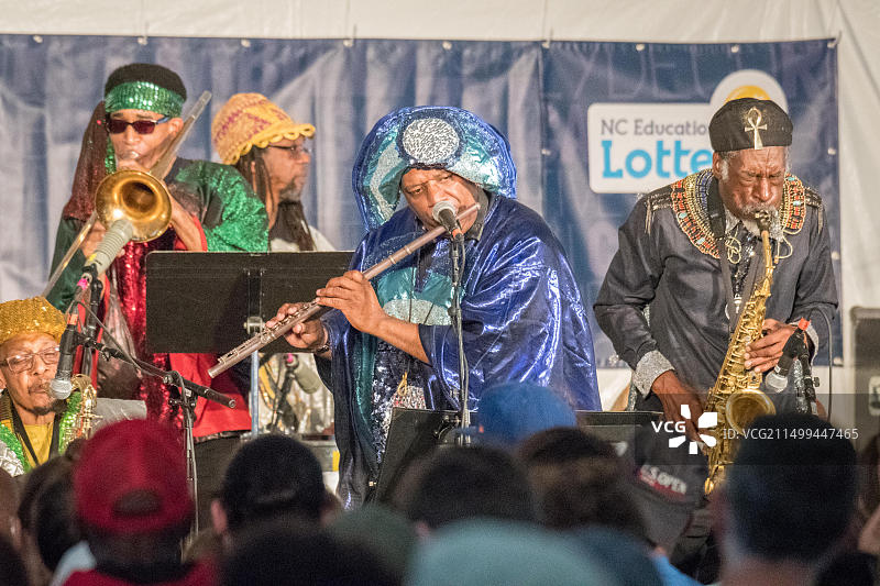 宇宙团体太阳Ra拱乐队的成员在北卡罗来纳州格林斯博罗国家民俗生活节上一起演奏各种乐器。图片素材