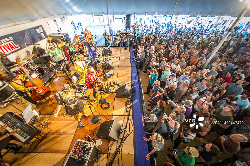 宇宙音乐团体Sun Ra Arkestra在国家民俗生活节上同台演出，观众试探性地观看图片素材
