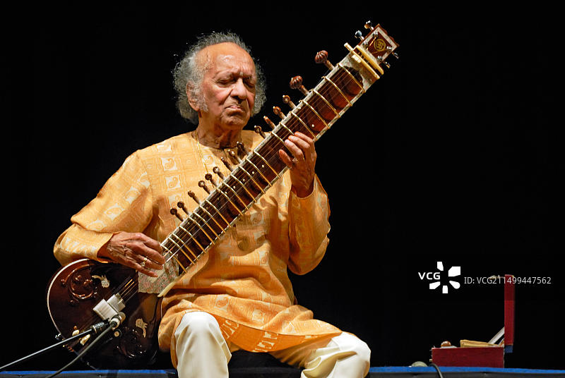 拉维·香卡：印度古典音乐大师在舞台上演奏西塔琴图片素材
