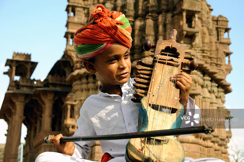 男孩在印度拉贾斯坦邦焦特布尔演奏萨朗吉琴图片素材