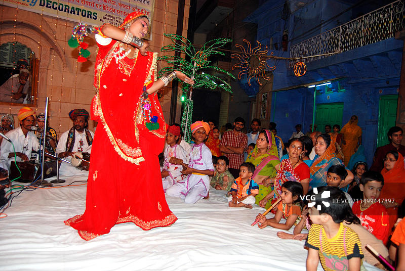 印度焦特布尔Dheenga Gavar Gangaur节上的舞蹈表演图片素材