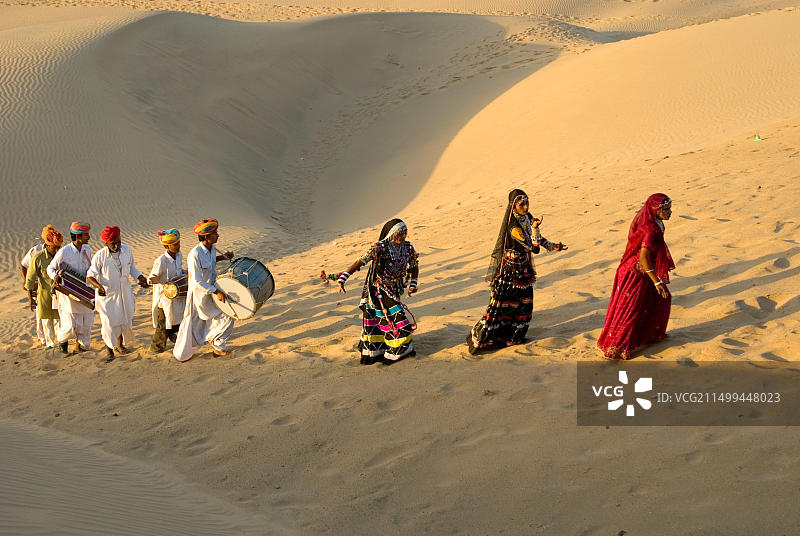 人们攀登沙丘；拉贾斯坦邦；印度NOMR图片素材