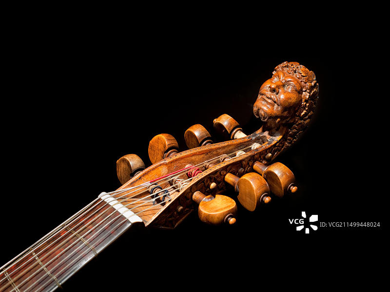 德国北莱茵-威斯特法伦州哈廷根市豪斯凯姆纳德城堡，17世纪七弦低音维奥尔琴上的酒神巴克斯雕刻头像图片素材