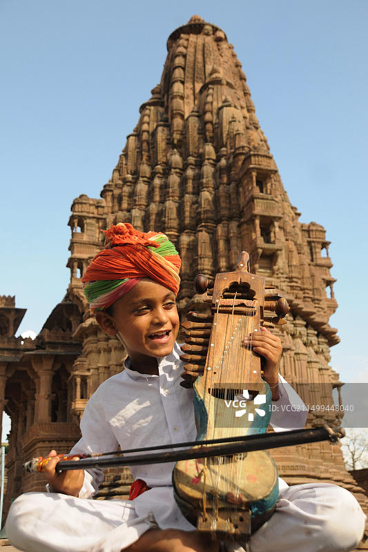 男孩在印度拉贾斯坦邦焦特布尔演奏萨朗吉琴图片素材