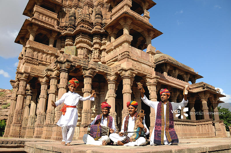 在印度拉贾斯坦邦焦特布尔曼多尔德瓦尔表演的民间音乐家图片素材