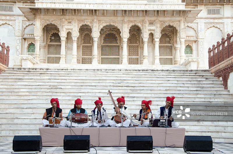 在印度拉贾斯坦邦焦特布尔的贾斯旺·塔达的民间歌手表演图片素材