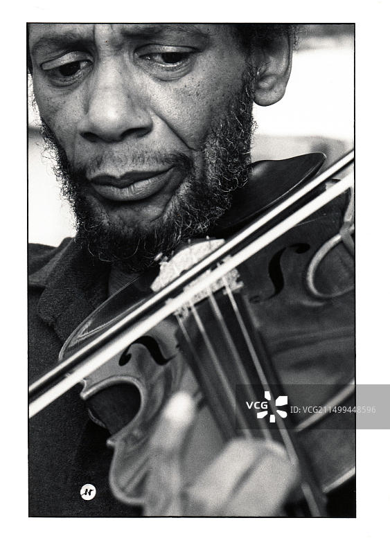 1983年爵士小提琴家勒罗伊·詹金斯在曼哈顿工作室的特写肖像图片素材