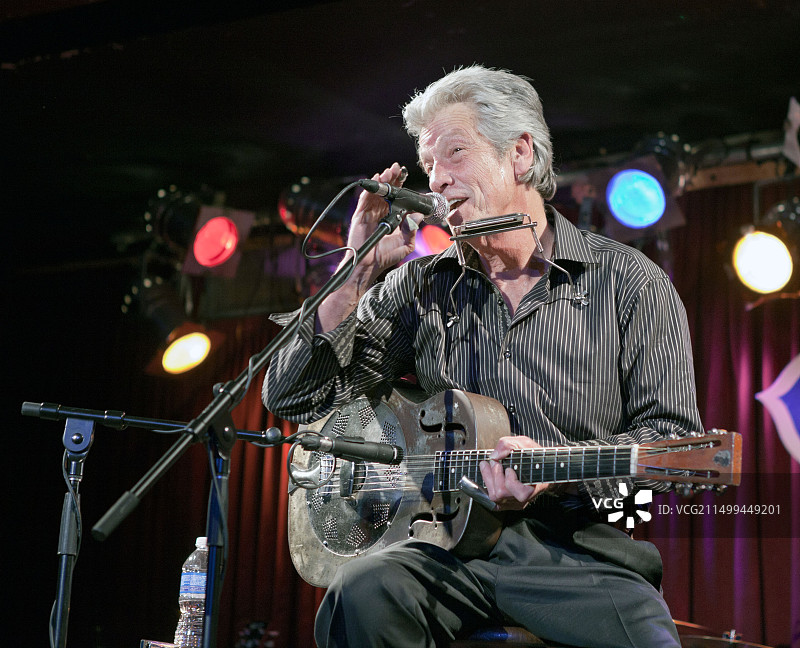小约翰·哈蒙德在纽约BB金俱乐部演出时演奏吉他和口琴图片素材