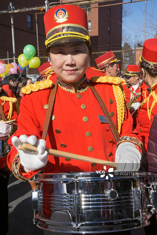 纽约法拉盛华人新年游行中的女鼓手图片素材