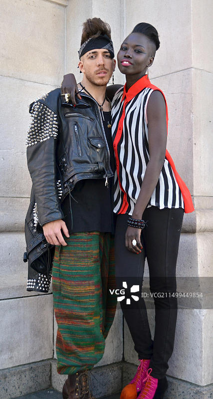 纽约格林威治村华盛顿广场公园独特服饰跨种族情侣肖像图片素材