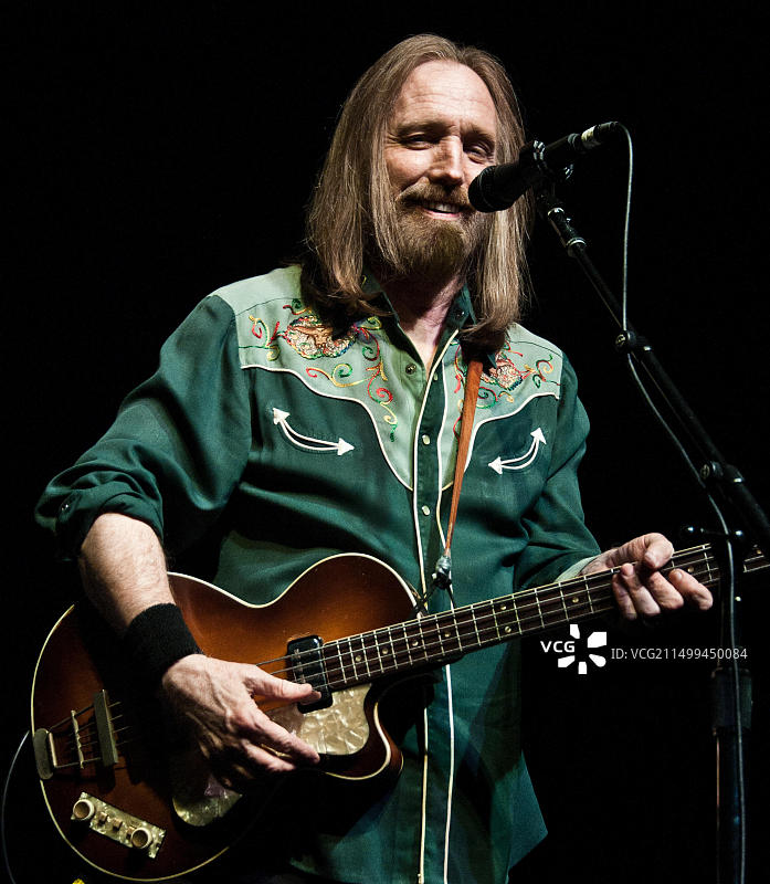 美国宾夕法尼亚州费城，2016年6月7日，美国摇滚乐队Mudcrutch在The Fillmore音乐厅举办音乐会图片素材