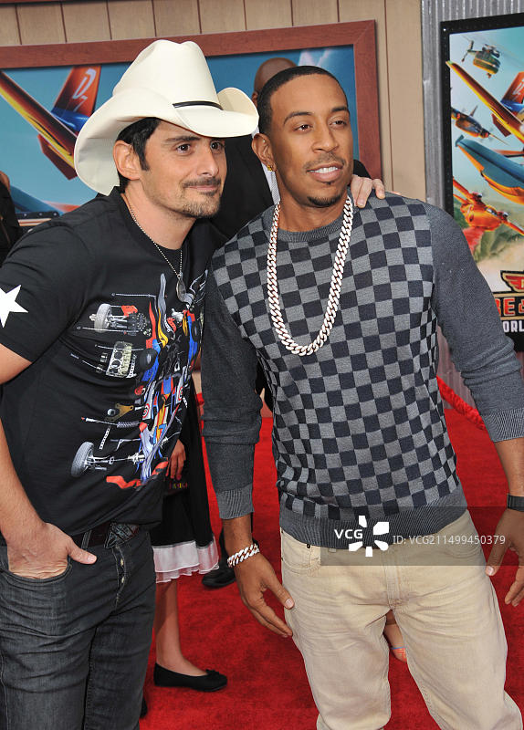 加州洛杉矶：布拉德·佩斯利和克里斯“卢达克里斯”布里吉斯出席《飞机总动员：火线救援》全球首映礼图片素材