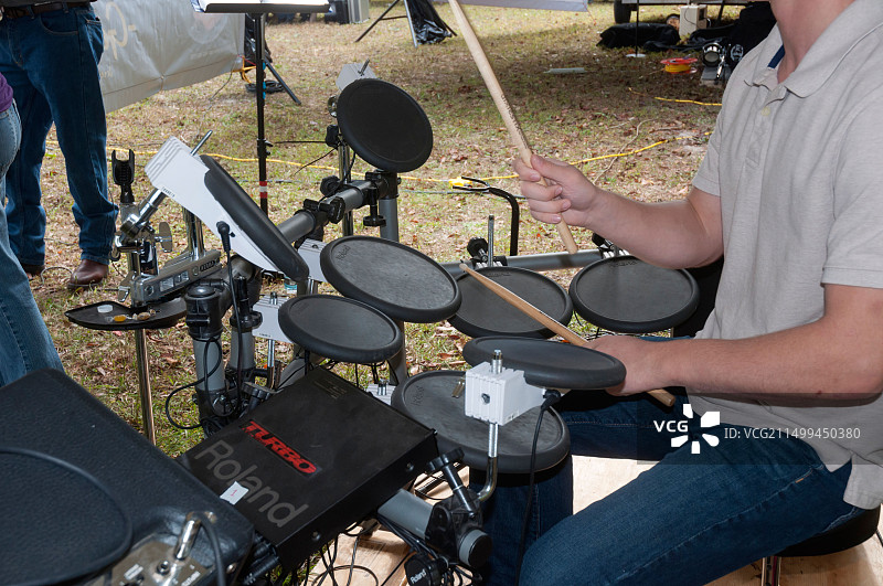 在表演中使用电子鼓的年轻人图片素材