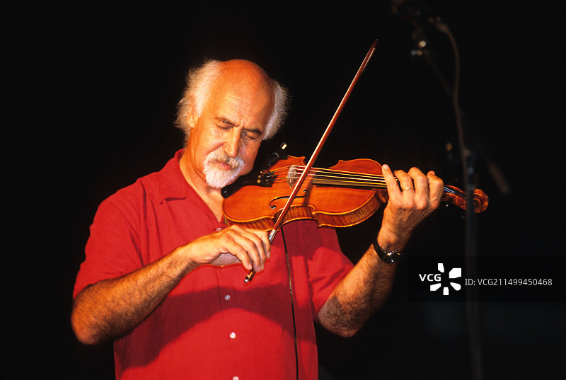 路易斯安那州卡津乡村拉斐特市中心音乐会，迈克尔·杜塞特演奏小提琴图片素材