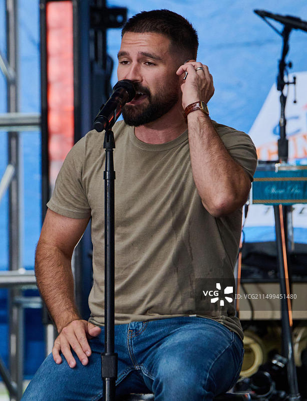 2023年7月21日，美国纽约：Dan + Shay在NBC“今日”秀洛克菲勒中心演唱会上表演。图片素材