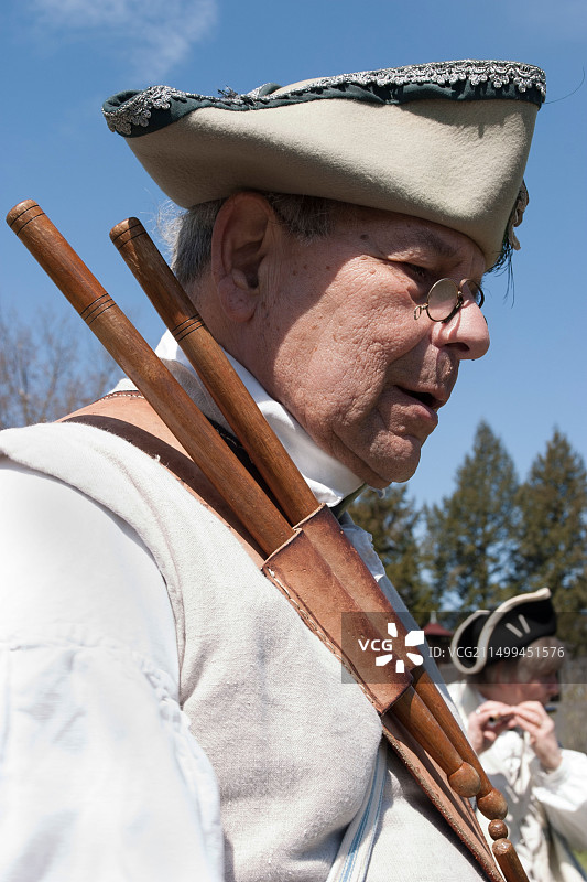 在马萨诸塞州迪尔菲尔德历史区，鼓号队成员招募志愿者加入迪尔菲尔德民兵，对抗英国军队图片素材