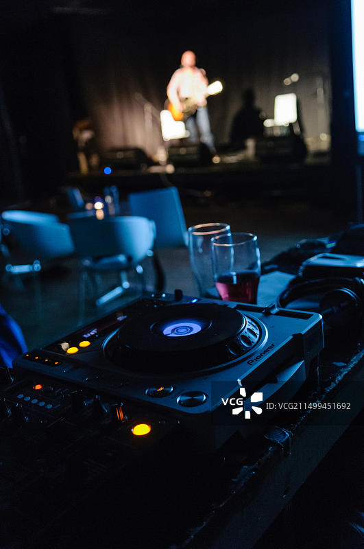 音乐家在舞台上演奏，前景是混音台图片素材