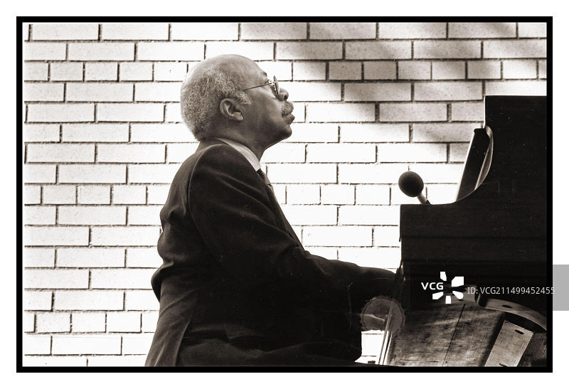 爵士钢琴大师Tommy Flanagan在1980年代初于纽约市布鲁克林博物馆花园的户外音乐会上表演图片素材