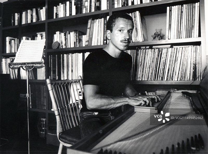 1983年爵士钢琴家作曲家凯斯·贾瑞特在家演奏拨弦古钢琴的肖像图片素材