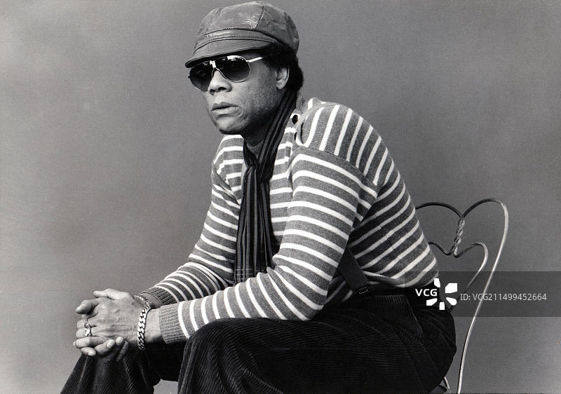 前卫爵士萨克斯管演奏家朱利叶斯·亨普希尔在1982年纽约布鲁克林工作室的摆拍肖像图片素材