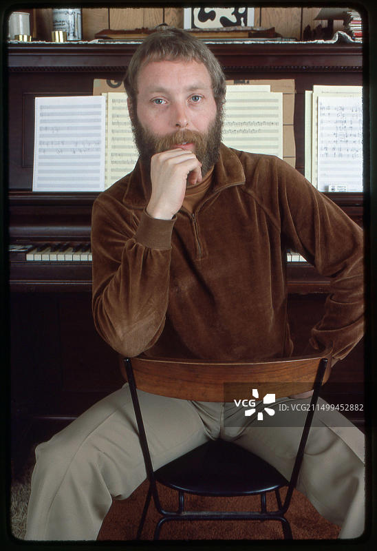 英国爵士贝斯手、作曲家兼乐队指挥戴夫·霍兰德肖像（1983年摄于纽约州北部的工作室）图片素材